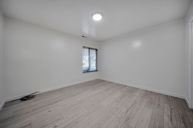 Building Photo - Ground Level 2 Bedroom 2 Bathroom Condo- Gated Murray Community