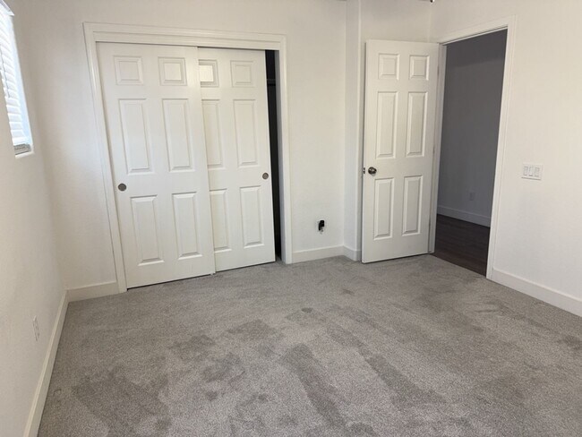 Building Photo - Beautifully updated 4 bedroom plus loft, 2...