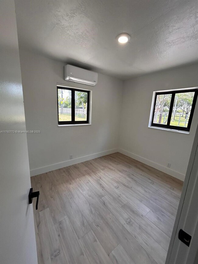 Building Photo - 707 SW 10th St