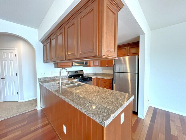 Building Photo - Gorgeous 2-bedroom Townhouse with attached...