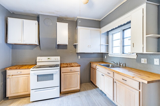 Building Photo - 243 Chamberlain St