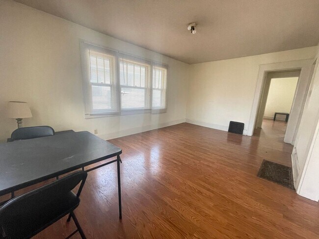 Building Photo - 3/1 close to MSU