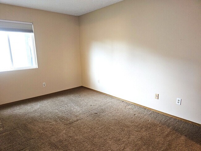 Building Photo - Beautiful 1 Bedroom Condo Near the Mountains