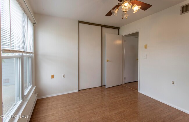 Building Photo - 73 Buckingham Dr N