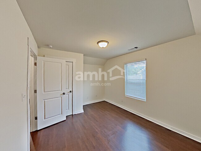 Building Photo - 482 Camp dr