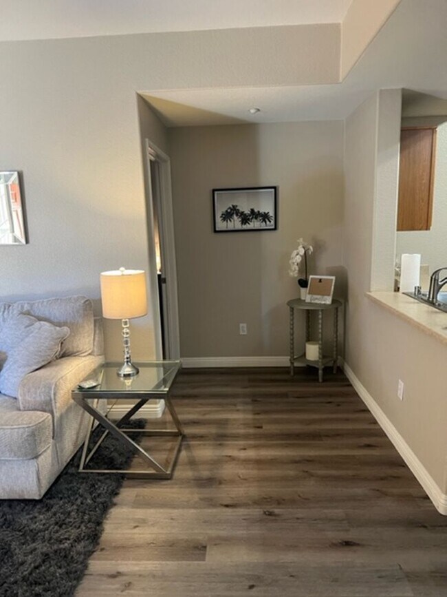 Building Photo - Beautiful 2 Bed/2Bath Lower Unit Condo with 1 Car Garage