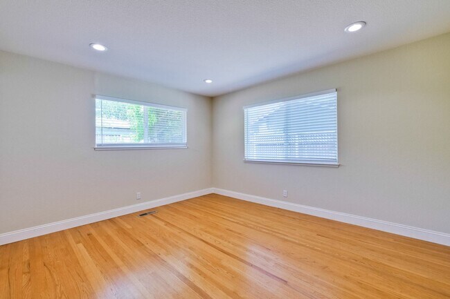 Building Photo - Spacious Home l Massive 12,525 Sq Ft Lot l...