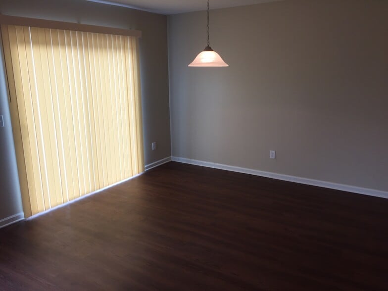 Building Photo - 17 Amber Dr