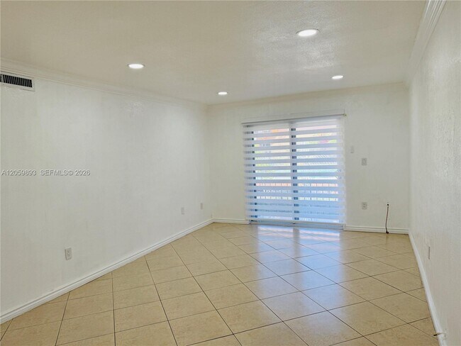 Building Photo - 1100 W 35th St
