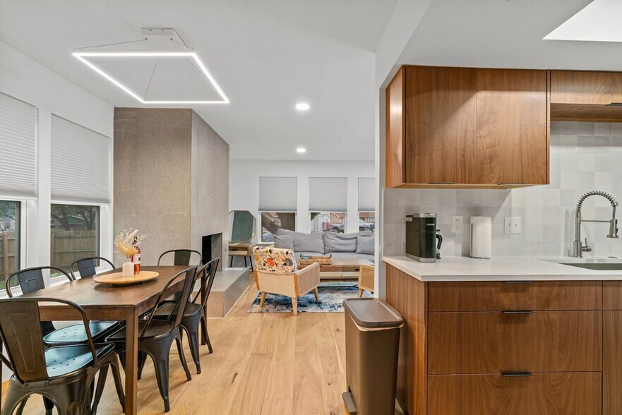 Building Photo - 2104 Lamplight Village Cir