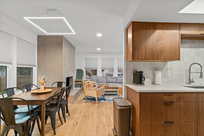 Building Photo - 2104 Lamplight Village Cir