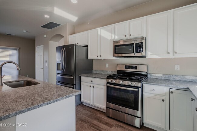 Building Photo - 6161 N Placita San Agustin