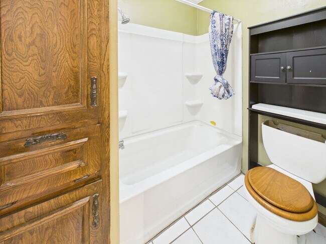Building Photo - 4 Bedroom/3 Bathroom Home Available NOW!