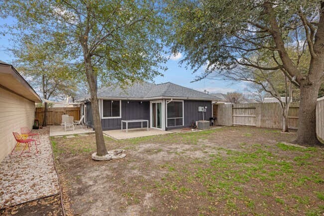 Building Photo - 9306 Crescent Moon Dr