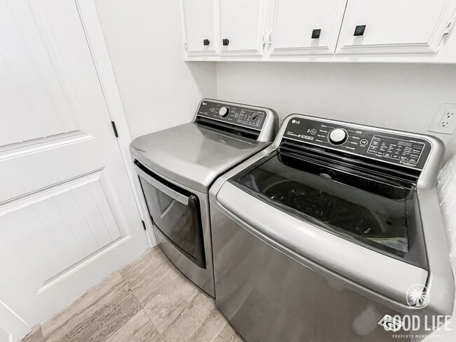 Building Photo - Stunning 4B/2.5BA House in Escondido!