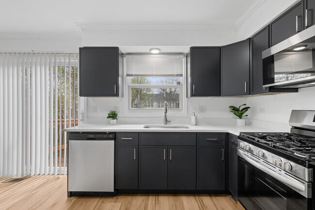 Building Photo - 1553 Brandywyn Ct N