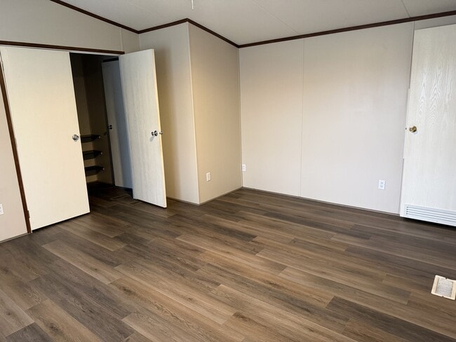 Building Photo - 200 Royalwood St