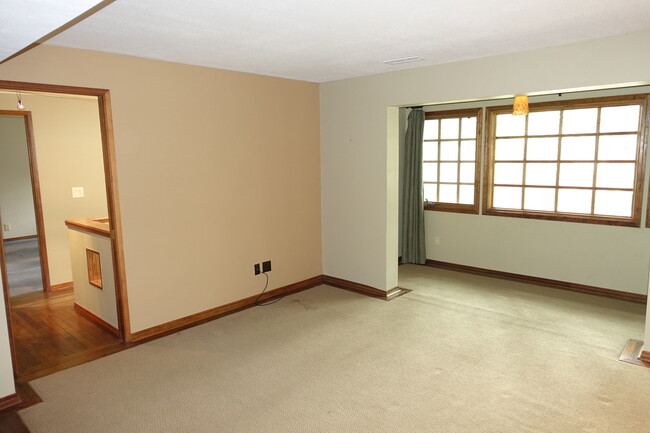 Building Photo - Private Patio Oasis