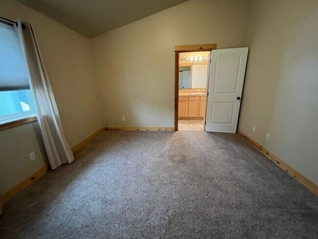 Building Photo - Charming 3 Bed + Loft Row Home in Quiet Neighborhood | 2.5 Baths | 2-Car Garage