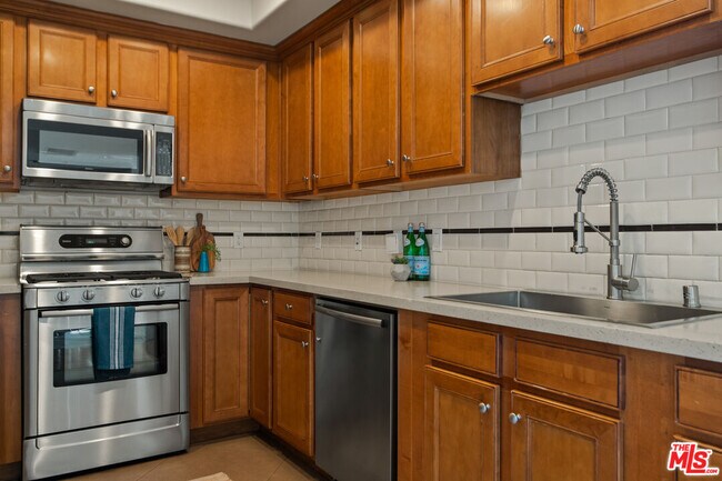 Building Photo - 837 N Hudson Ave