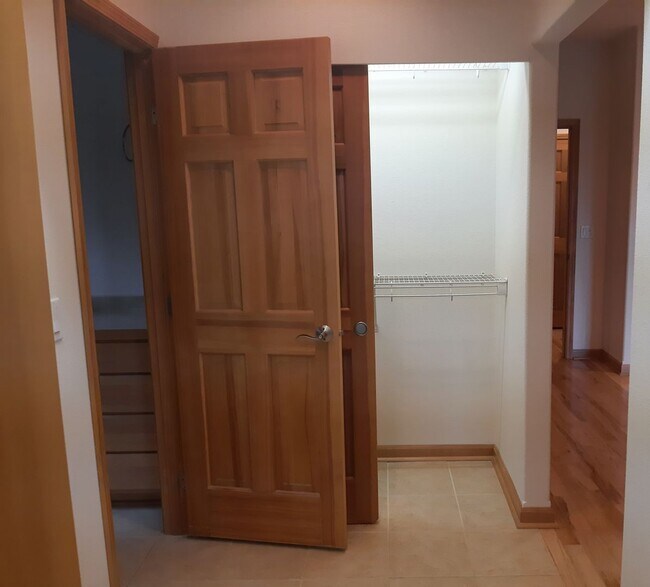 Building Photo - Golf course views, 3 bed 2 bath rambler!