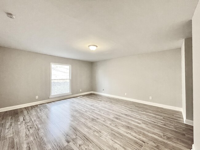Building Photo - 555 Benson Dr