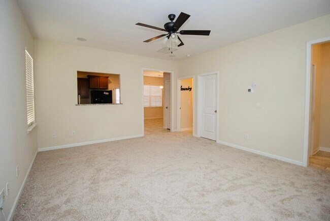 Building Photo - 3 Bedroom, 2.5 Bathroom Townhome in Brando...