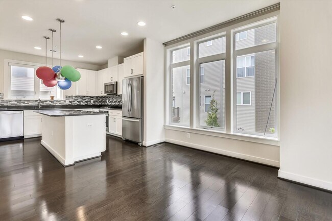 Building Photo - Luxury END-UNIT garage townhouse - 4BD/4.5BA!