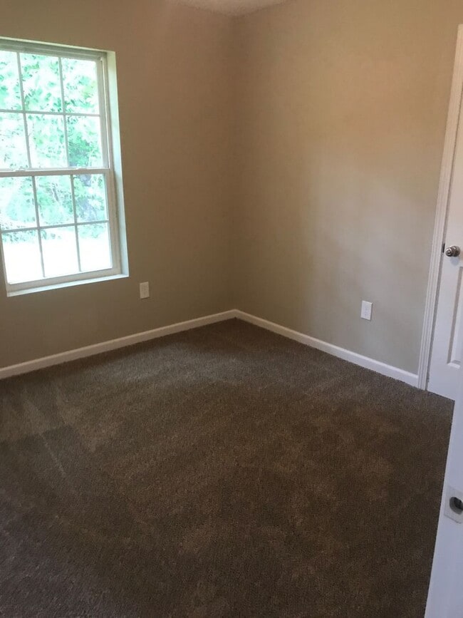 Building Photo - 3 Bedroom  2 Bathroom in White Pine