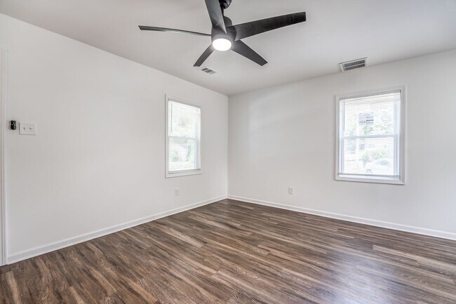 Building Photo - 405 W Brooks Rd