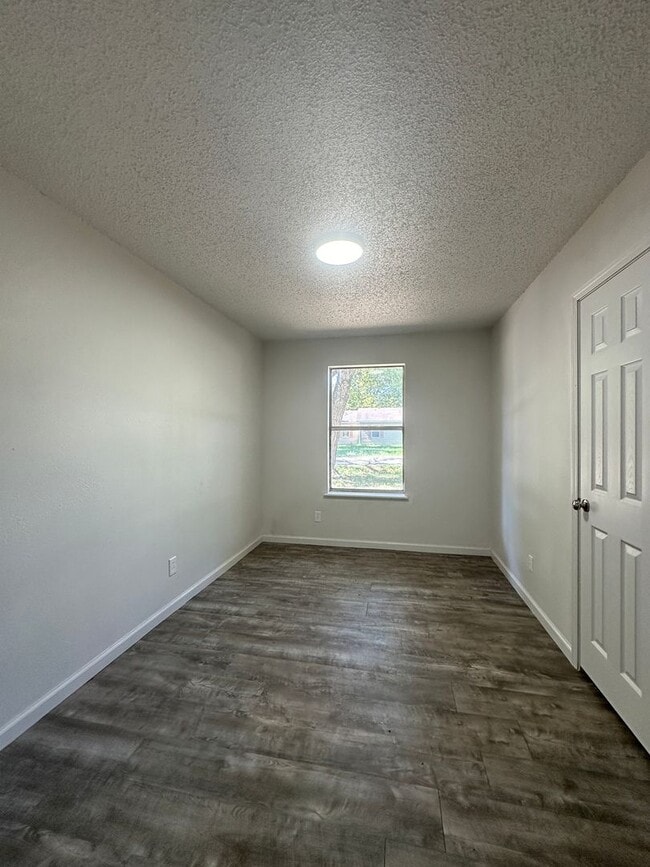 Building Photo - 1002 Harris Dr