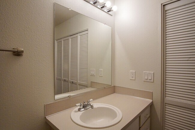 Building Photo - $250 OFF!! Lair Hill-Spacious & Updated 2-...