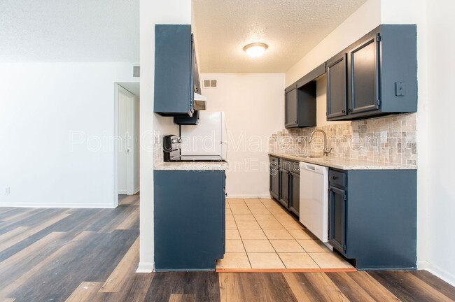 Building Photo - 1800 E 1st St N