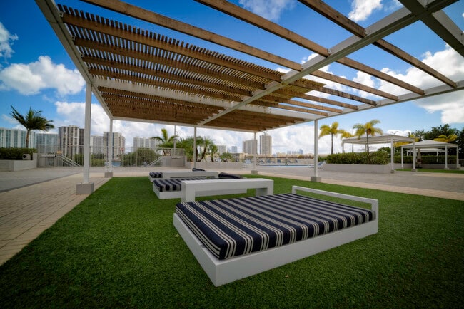 Building Photo - 18081 Biscayne Blvd