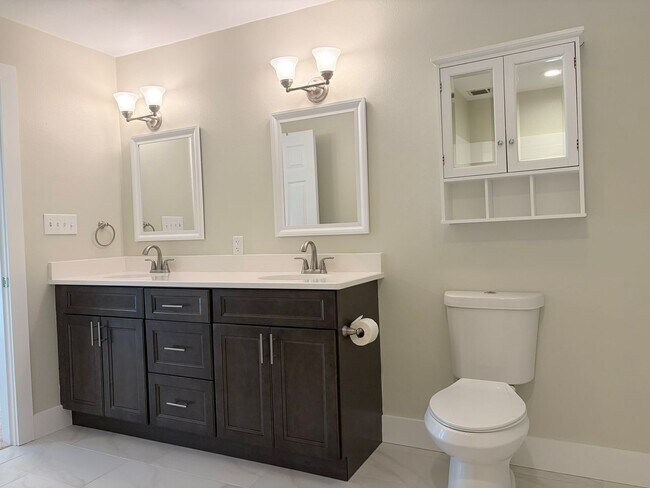 Building Photo - Refreshed North St Pete 4 Bedroom Home