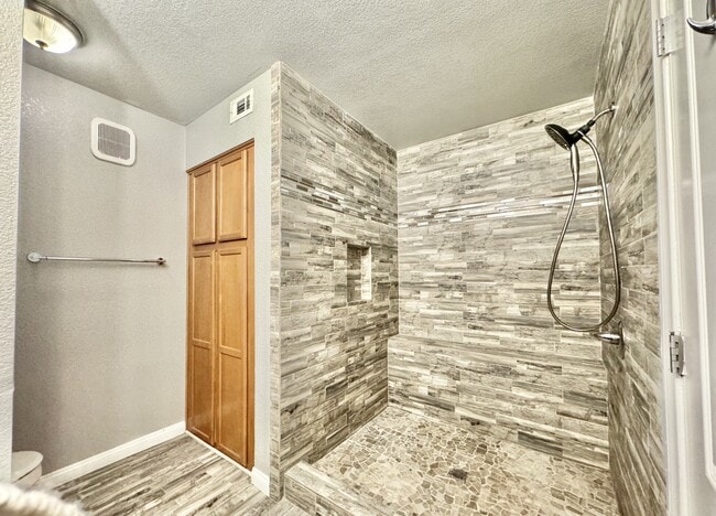 Building Photo - 9325 W Desert Inn Rd