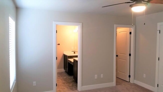 Building Photo - 3 bedroom, 2.5 bathroom Townhome on the No...