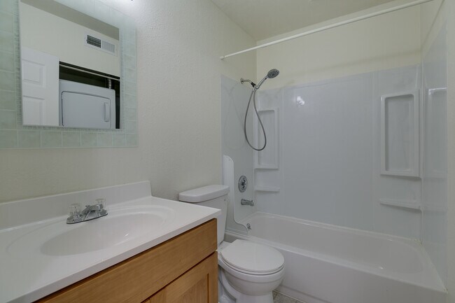 Building Photo - Roomy Remodeled  Kirkland Condo