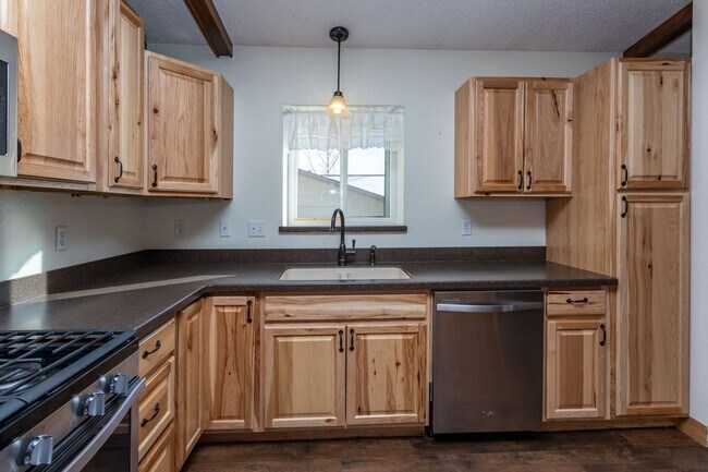 Building Photo - 7673 Safari Cir