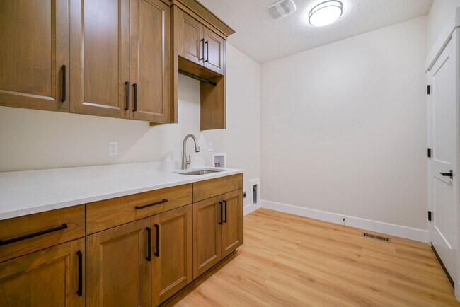 Building Photo - 3Bd/2Ba Single Story Home - Available Soon!