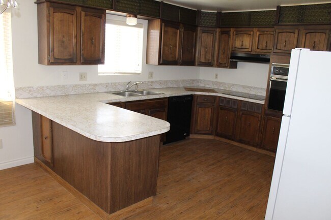 Building Photo - 6520 Climax Ave