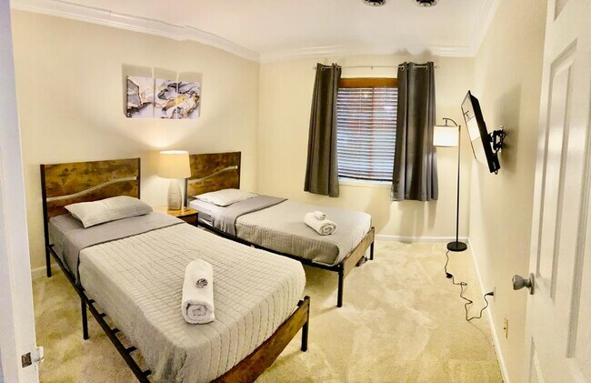 Building Photo - 2624 Redcoat Dr