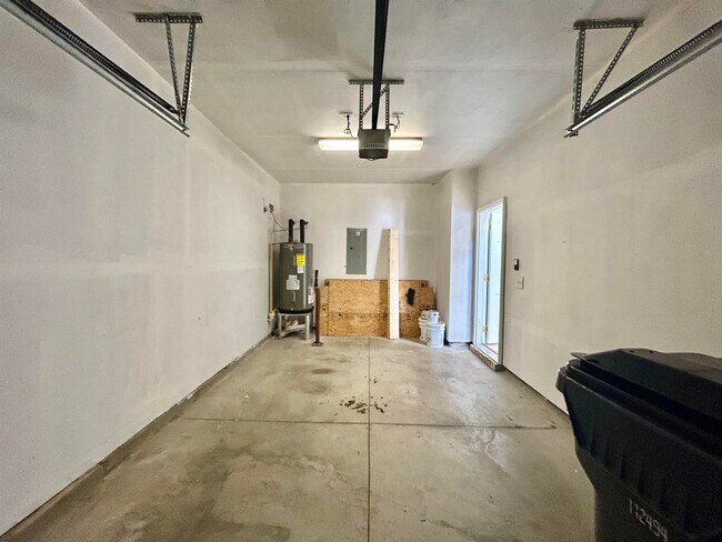 Building Photo - 200 Mossy Stone Ct