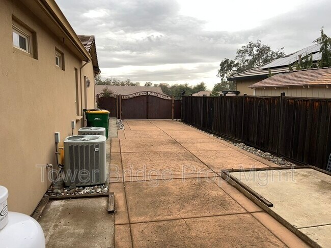 Building Photo - 3766 Mira Loma Dr