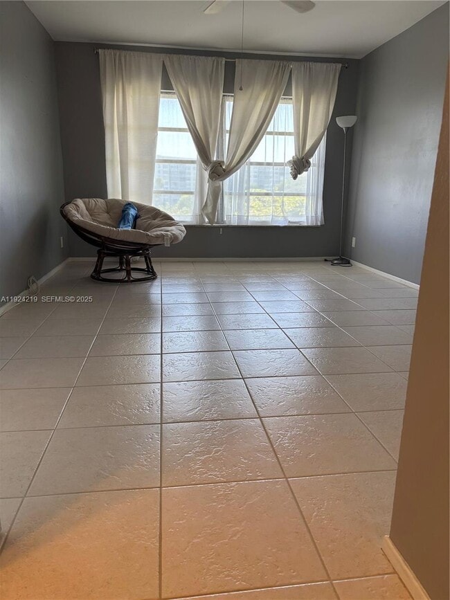 Building Photo - 2900 N Palm Aire Dr