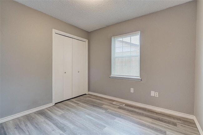 Building Photo - 9913 S Klein Ave