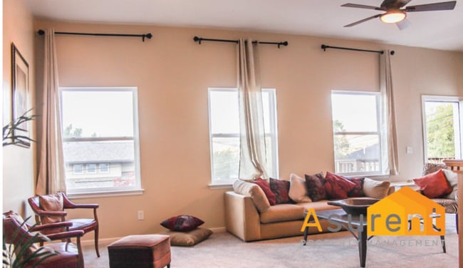 Building Photo - 2 bedroom 1.5 Bathroom with washer and Dry...
