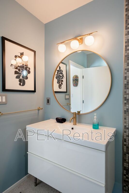 Building Photo - 2204 W Acacia Rd