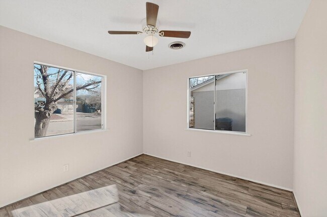 Building Photo - 3 Bedroom, 1.5 Bathroom Home! Schedule a Showing today!