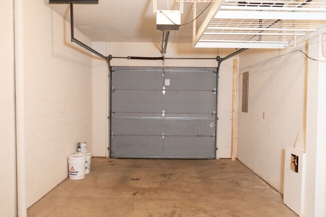 Building Photo - 2 Bedroom Townhouse Available in July